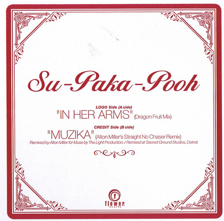 Su Paka Pooh - In Her Arms - Flower
